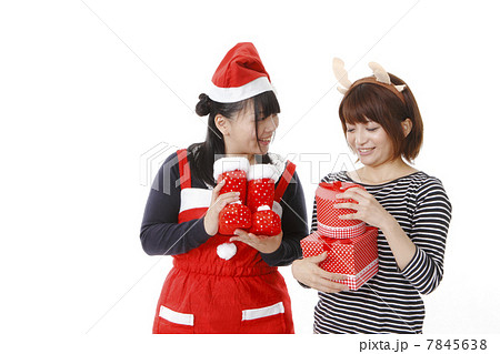 クリスマスイメージの若い女性 7845638