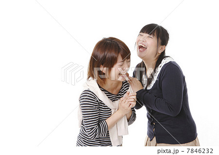 大爆笑する若い女性 7846232