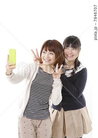 写メする若い女性 7846707