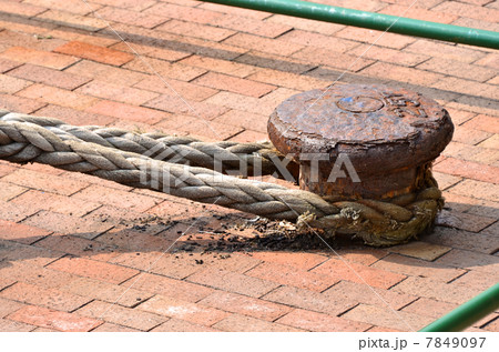 錆びた係留柱 7849097