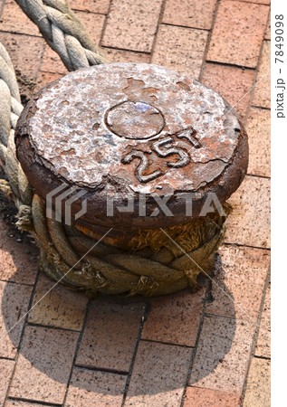 錆びた係留柱 7849098