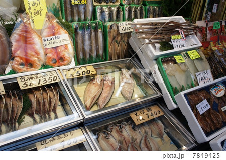 熱海　駅前商店街の干物屋 7849425