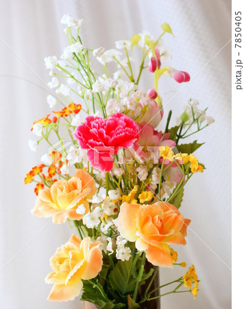 風に揺れる白いレースのカーテンと窓辺の花 風に揺れる白いレースのカーテンと窓辺の花 7850405