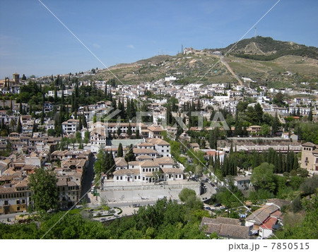 アルハンブラ宮殿から見たグラナダのアルバイシン地区の白い街並み 7850515