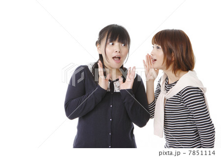 内緒話の若い女性 7851114