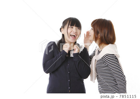 内緒話の若い女性 7851115
