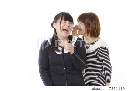内緒話の若い女性 7851119
