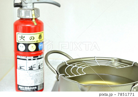 火災防止イメージ(天ぷら油と消火器) 火災防止イメージ(天ぷら油と消火器) 7851771