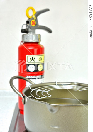 火災防止イメージ(天ぷら油と消火器) 7851772