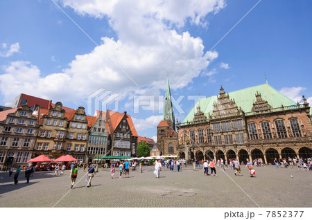 ドイツ　世界遺産　ブレーメン　市庁舎とレンガ造りの町並み 7852377