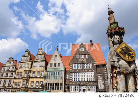 ドイツ　世界遺産　ブレーメン　ローラント像とレンガ造りの町並み 7852436
