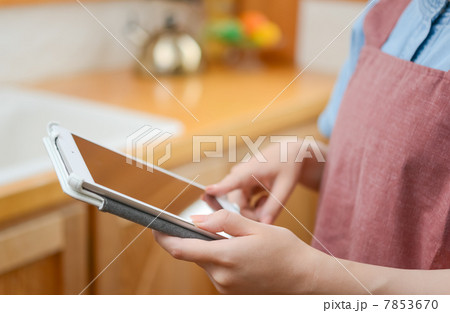 タブレットを持つ主婦 7853670