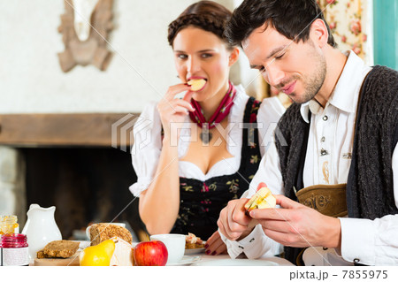 Young couple in a hunter's cabin eating Young couple in a hunter's cabin eating 7855975