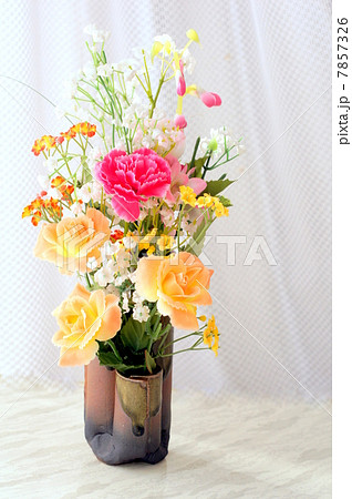 風に揺れる白いレースのカーテンと窓辺の花 7857326