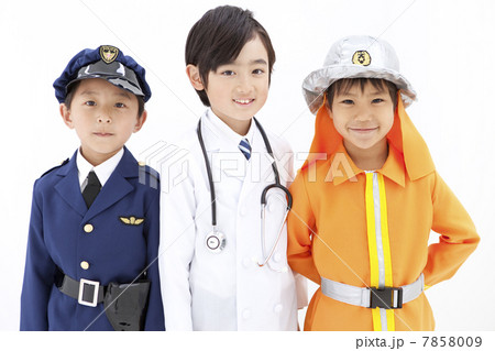 コスチュームを着た笑顔の男の子3人 7858009