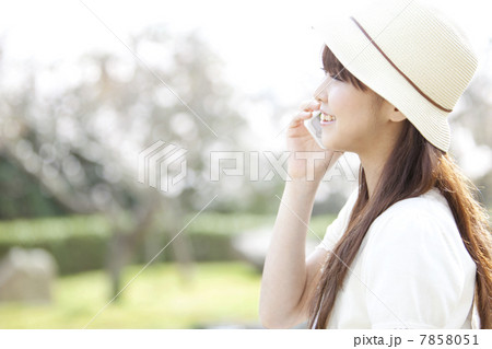 スマートフォンで電話している女性 スマートフォンで電話している女性 7858051