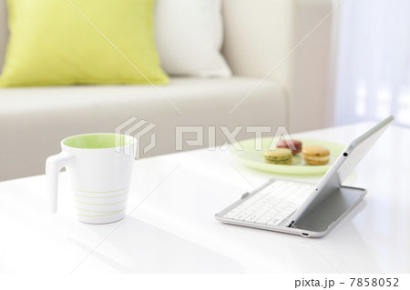 タブレットPCのあるリビングルーム 7858052