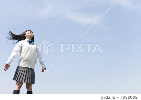 腕を広げて上を見る女子高生 腕を広げて上を見る女子高生 7858088