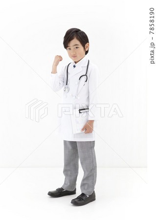 ガッツポーズをしている男の子 7858190