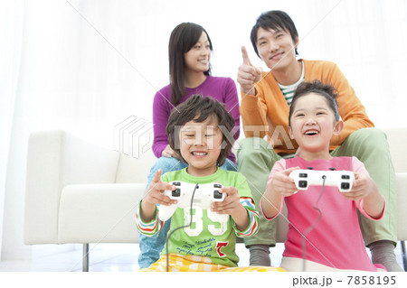 テレビゲームをしている家族4人 7858195