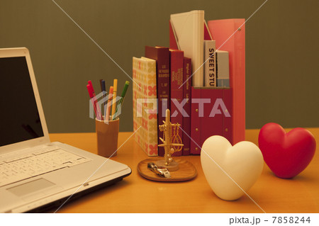 パソコンのあるデスク 7858244