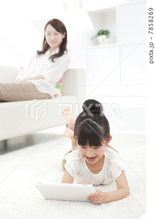 タブレットPCを操作している女の子 7858269