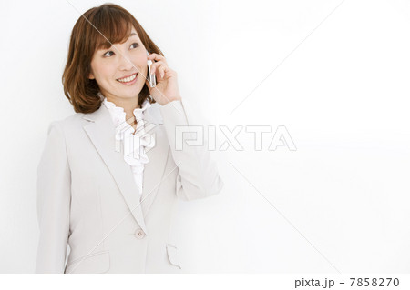 携帯電話で話すビジネスウーマン 7858270