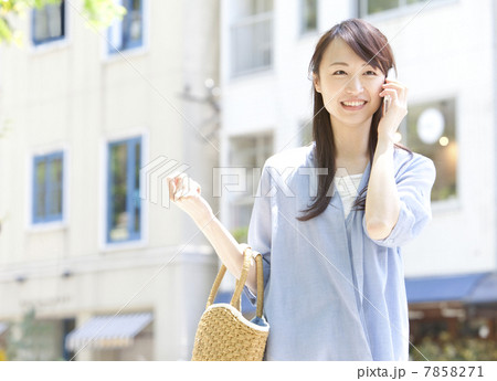 スマートフォンで電話している女性 スマートフォンで電話している女性 7858271