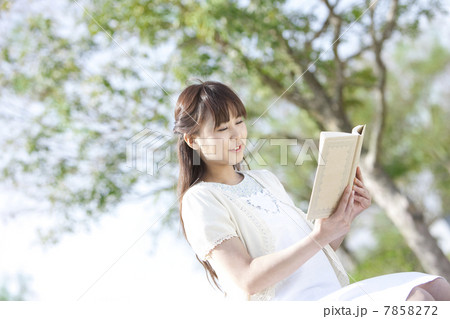 本を読んでいる女性 本を読んでいる女性 7858272