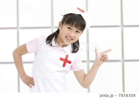 看護師の格好をしている女の子 看護師の格好をしている女の子 7858308