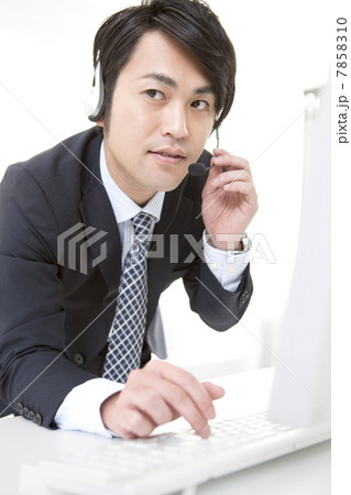 インカムで通話するビジネスマン 7858310