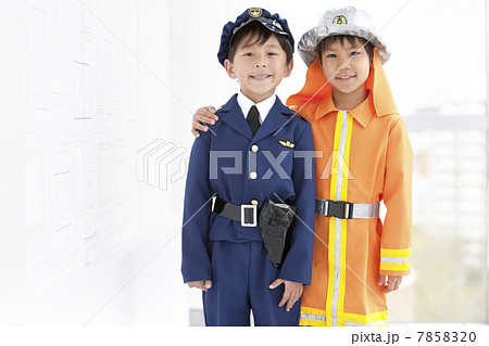 警察官と消防士の格好をしている子供2人 警察官と消防士の格好をしている子供2人 7858320