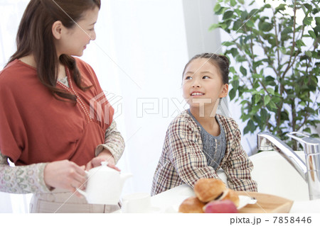 洗い物をしている女の子と母親 7858446