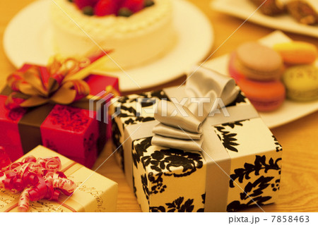 テーブル上のギフトボックス 7858463