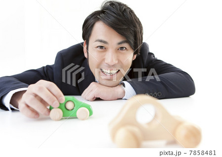おもちゃの車に触れるビジネスマン おもちゃの車に触れるビジネスマン 7858481