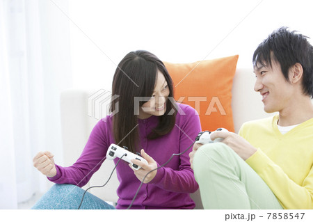 テレビゲームをしているカップル テレビゲームをしているカップル 7858547