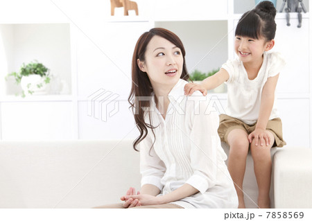 ソファーに座る母娘 ソファーに座る母娘 7858569