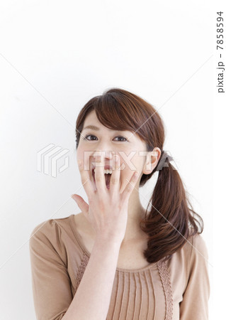 驚く若い女性 7858594