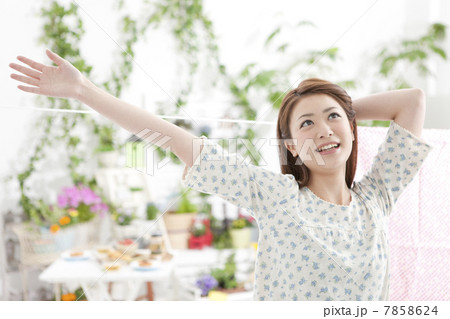 腕を伸ばす女性 7858624