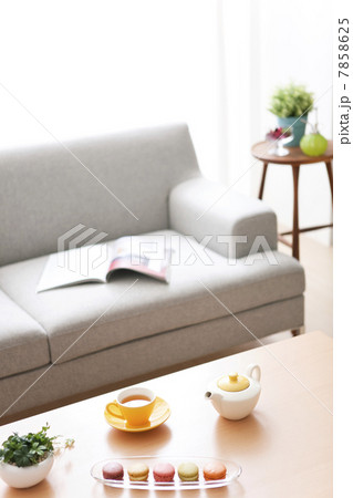 ティータイム中のリビングルーム 7858625