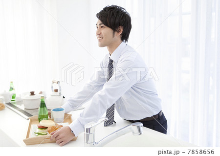 朝食の準備をするビジネスマン 7858656