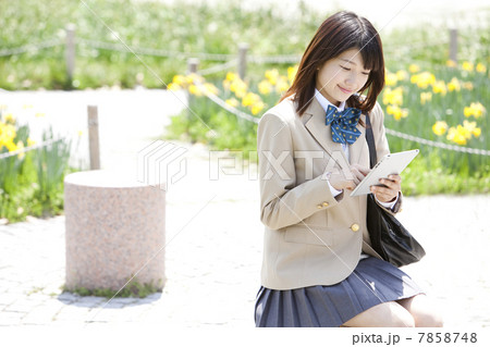 タブレットPCを操作する女子高生 7858748