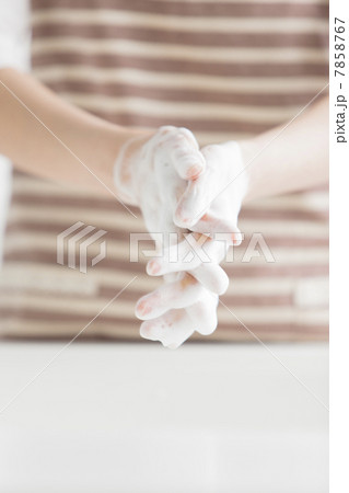 手を洗う女性の手元 7858767