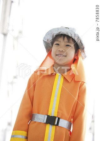 消防士の格好をしている男の子 消防士の格好をしている男の子 7858830