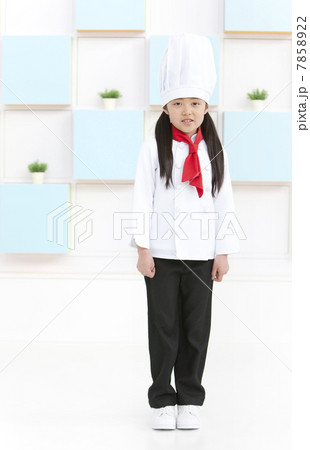 コックの格好をしている女の子 コックの格好をしている女の子 7858922