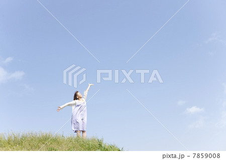 空を見上げて腕を広げる女性 7859008