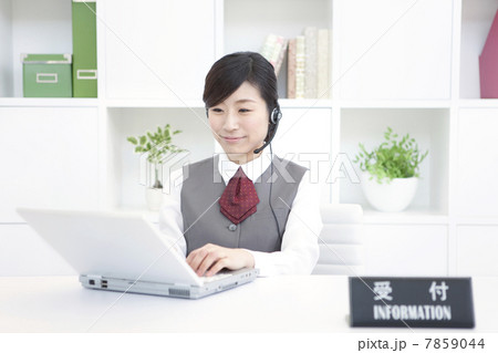 インカムをつけている受付の女性 インカムをつけている受付の女性 7859044