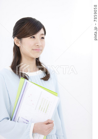 書類を持つビジネスウーマン 書類を持つビジネスウーマン 7859058