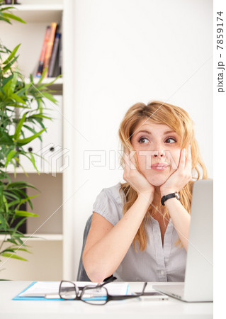 Woman looking surprised with laptop 7859174