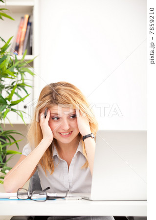Woman looking surprised with laptop 7859210